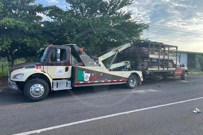  Grúa falla en maniobra y vuelca camioneta que remolcaba en la Siglo XXI