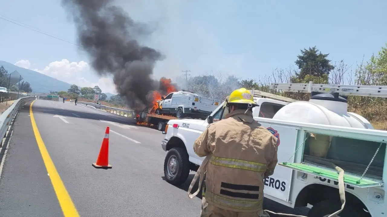 Grúa y camioneta terminan calcinadas en la Siglo XXI