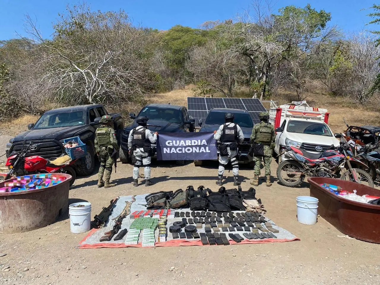 Guardia Nacional y Ejército decomisan armas, vehículos y 330 kilos de droga en Huetamo