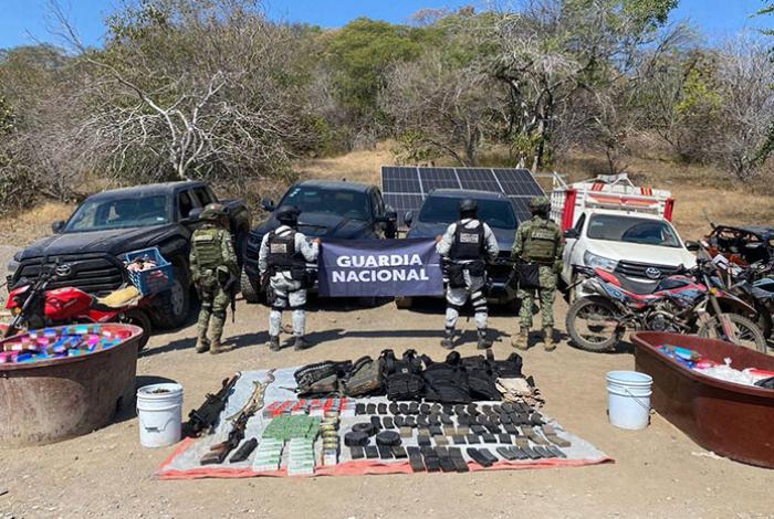Guardia Nacional y Ejército Mexicano aseguran arsenal, droga y vehículos, en Huetamo