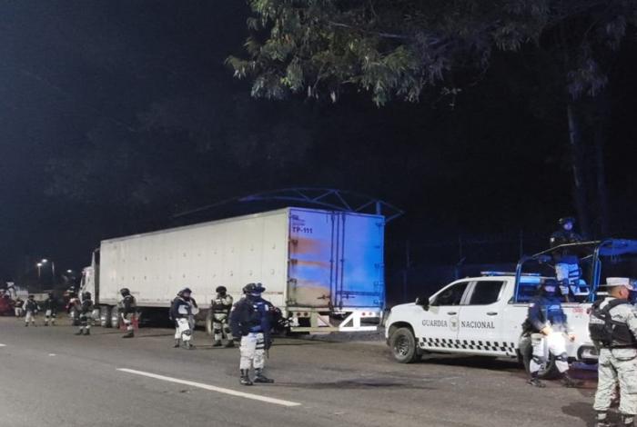 Guardia Nacional y Ejército Mexicano aseguran sustancias químicas empleadas para la elaboración de droga sintética en Michoacán.