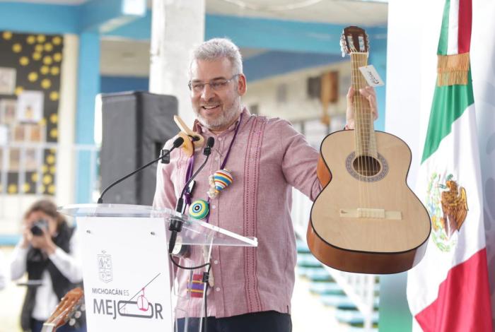 Guitarras de Paracho, instrumentos de paz que reconstruyen el tejido social: Bedolla