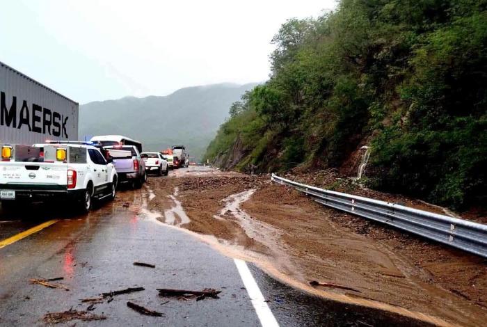 Habilitan un carril tras deslave en autopista Siglo XXI