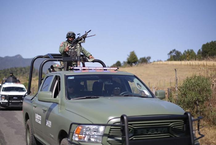 Hallan a dos hombres asesinados en la carretera Uruapan-Paracho; uno estaba dentro de bolsas