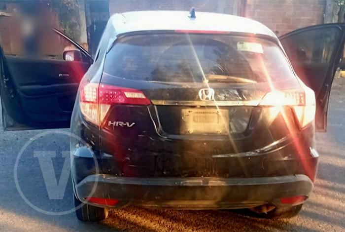 Hallan a dos hombres y una mujer ejecutados dentro de vehículo en el municipio de Pátzcuaro
