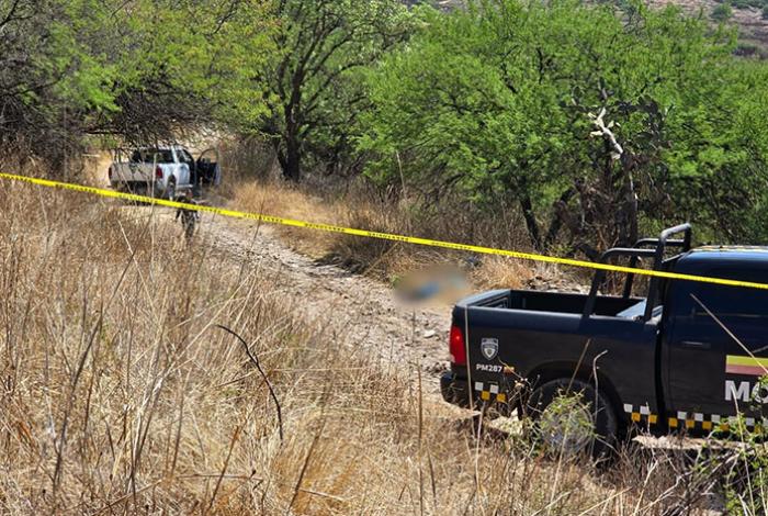 Hallan a hombre asesinado y maniatado en brecha de Atapaneo, Morelia