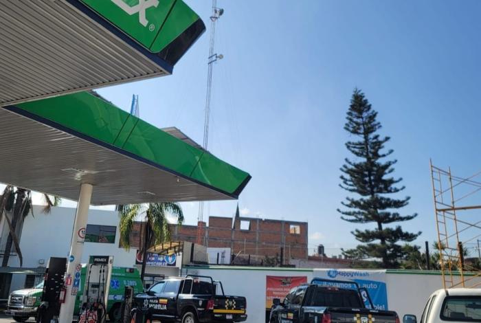 Hallan a sujeto muerto dentro de los baños de una gasolinera en Morelia
