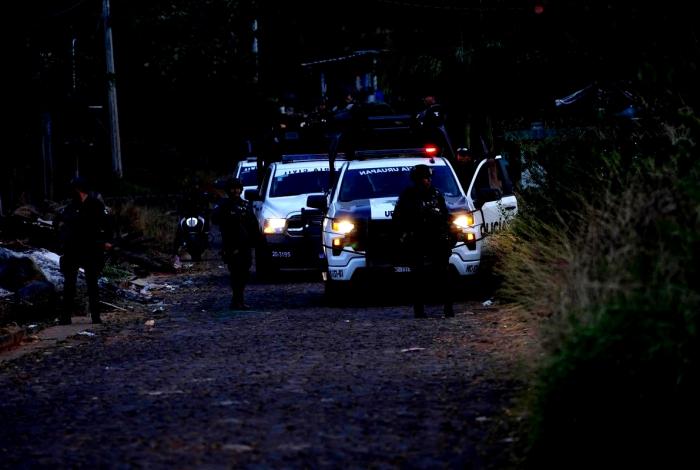 Hallan a tres hombres muertos con lesiones por explosivos en distintos puntos de Apatzingán