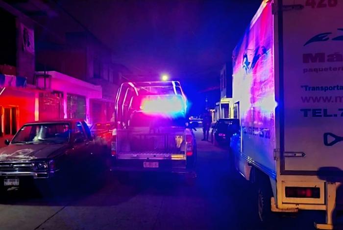 Hallan a un hombre asesinado y encajuelado en la colonia Ferrocarrilera, en Uruapan