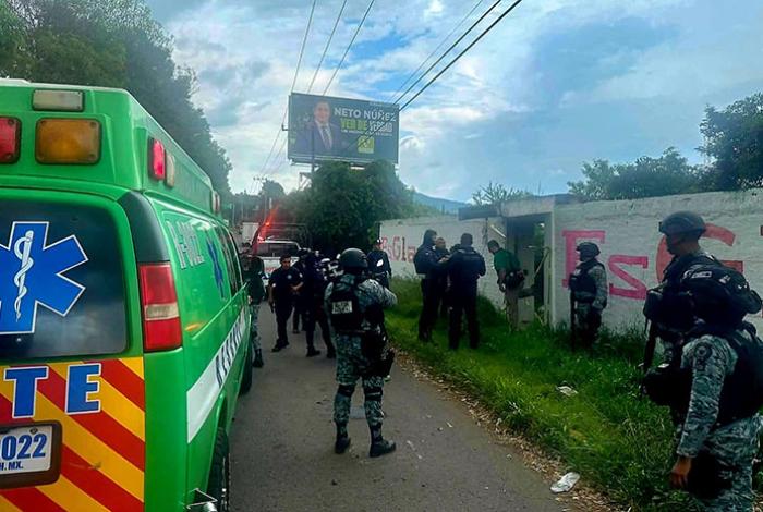 Hallan a un hombre muerto en un lote baldío de Uruapan