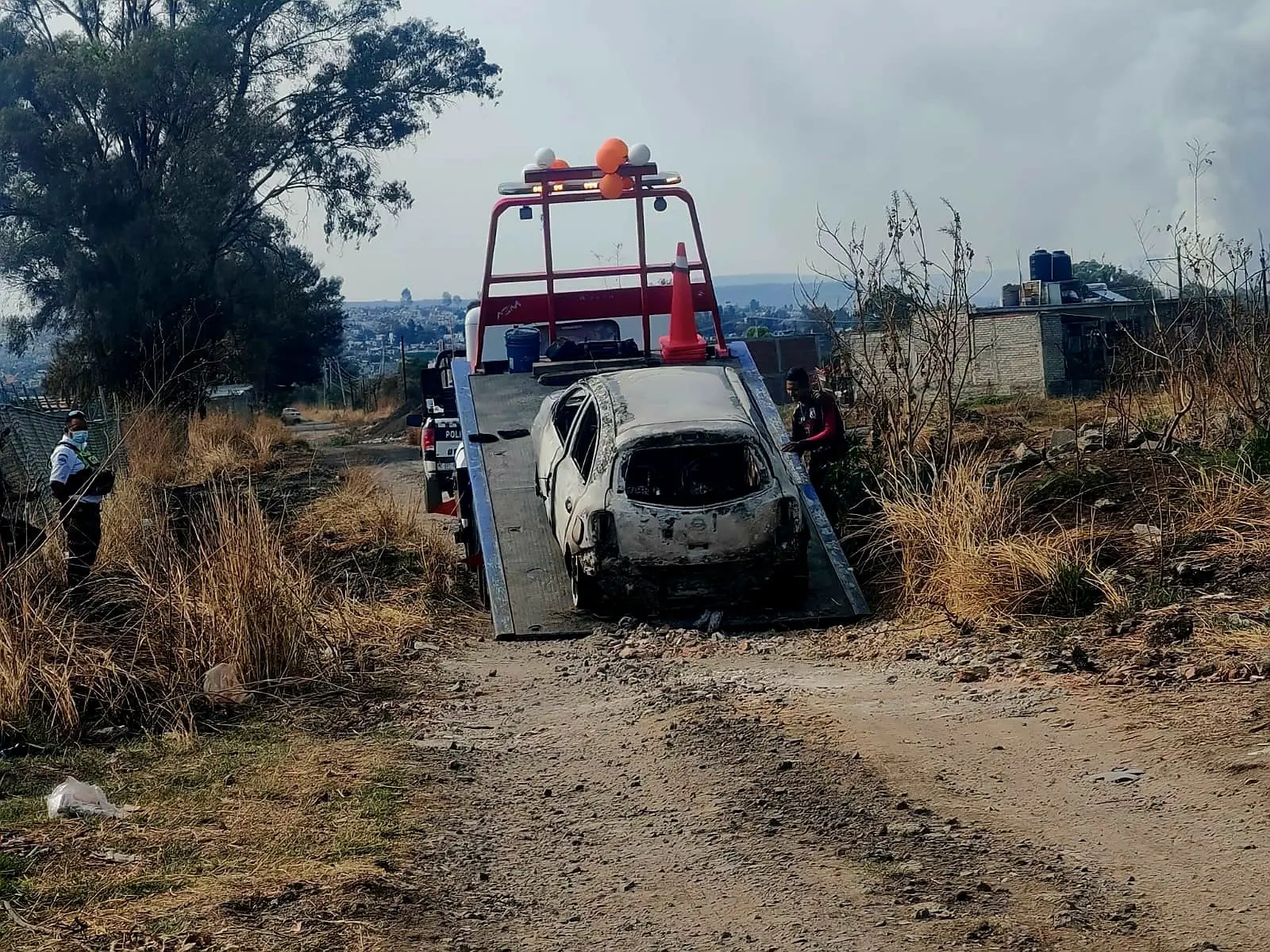 Hallan auto calcinado en las cercanías de la colonia Torreón Nuevo, al norte de Morelia
