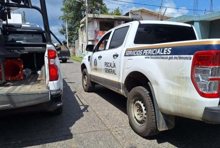  Hallan auto con impactos de bala en la colonia Valle de San Pedro, en Uruapan