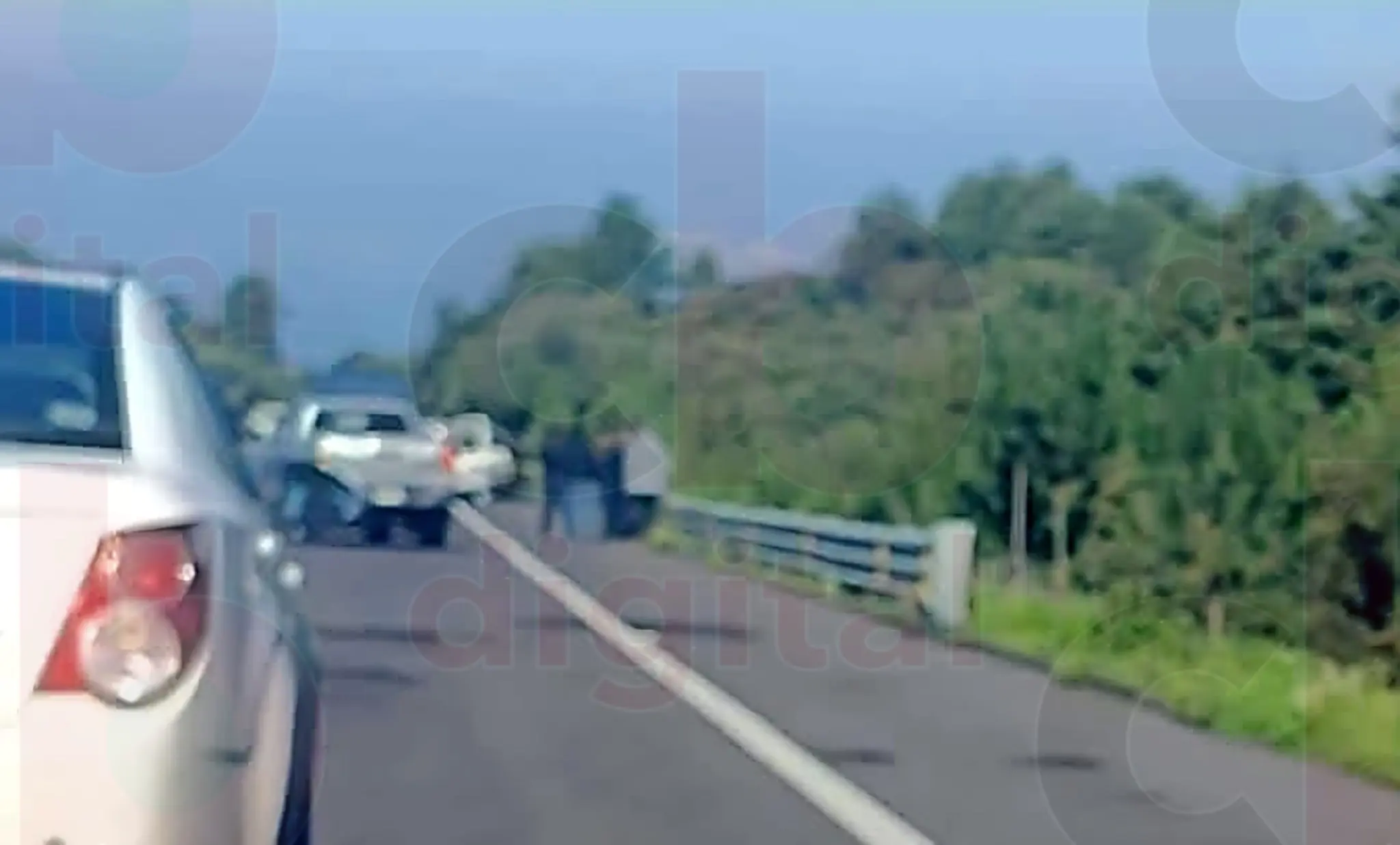 Hallan cadáver baleado en carretera Uruapan-Los Reyes