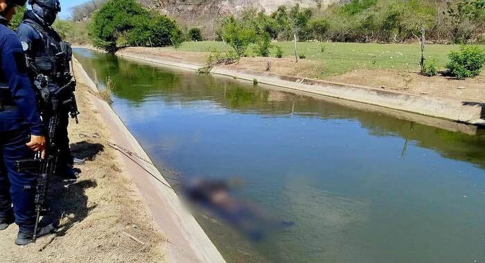 Hallan cadáver con chaleco táctico del CJNG en canal de Coahuayana