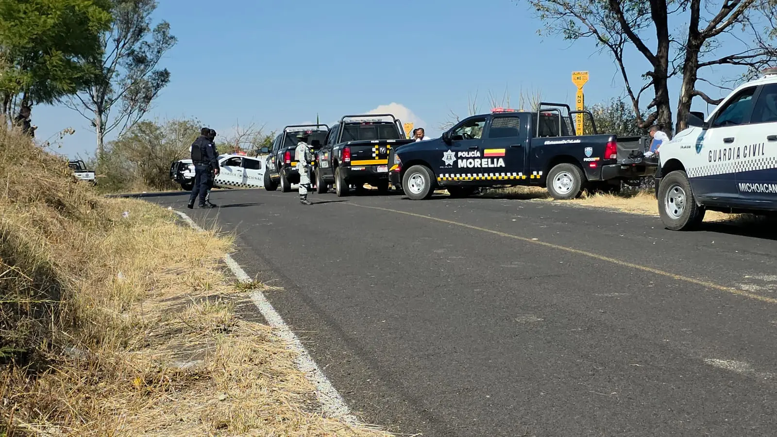 Hallan cadáver embolsado a la orilla de la carretera Morelia–Chiquimitío