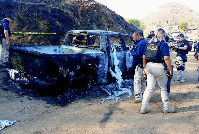 Hallan calcinada la camioneta de Rogelio Portillo, director del Bienestar de Huetamo; no hay rastro de él