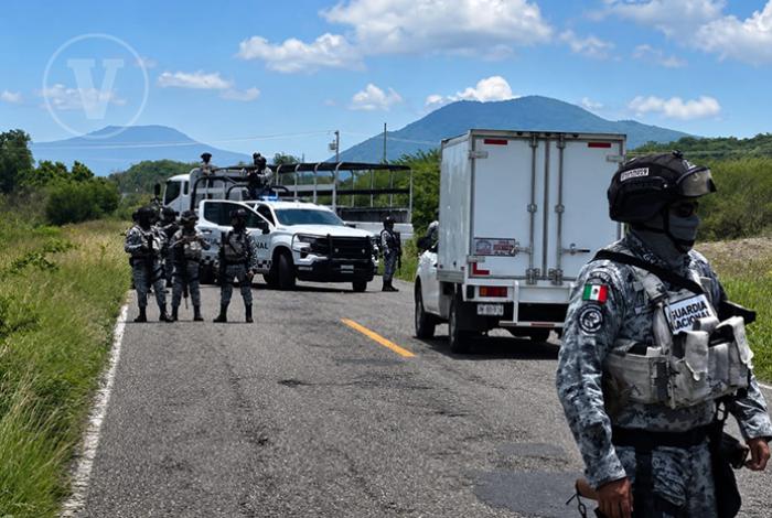 Hallan cuerpo sin vida y con signos de violencia en la carretera Apatzingán-Buenavista