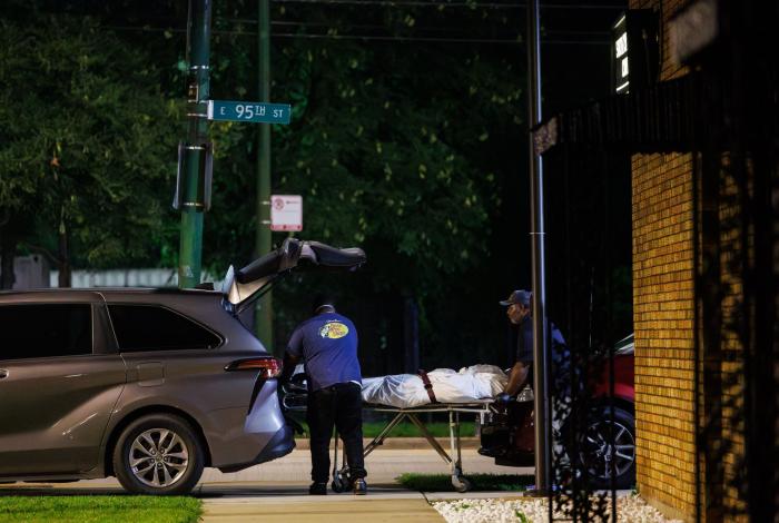 Hallan más de 50 cuerpos entre ratas y gusanos en funeraria de Chicago