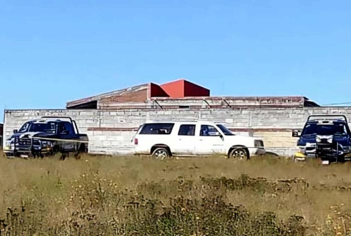 Hallan una camioneta baleada en un camino de Santiago Undameo; no había nadie a bordo