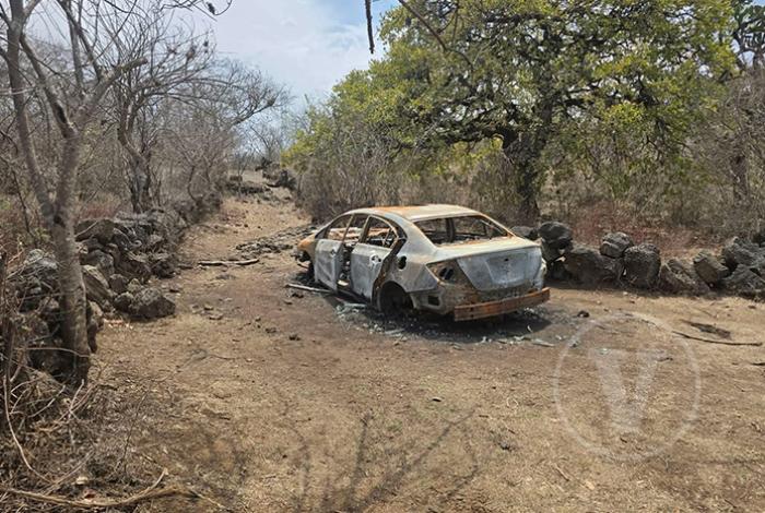 Hallan vehículo desvalijado y calcinado en brecha El Cerrito Itzícuaro-Villas del Pedregal