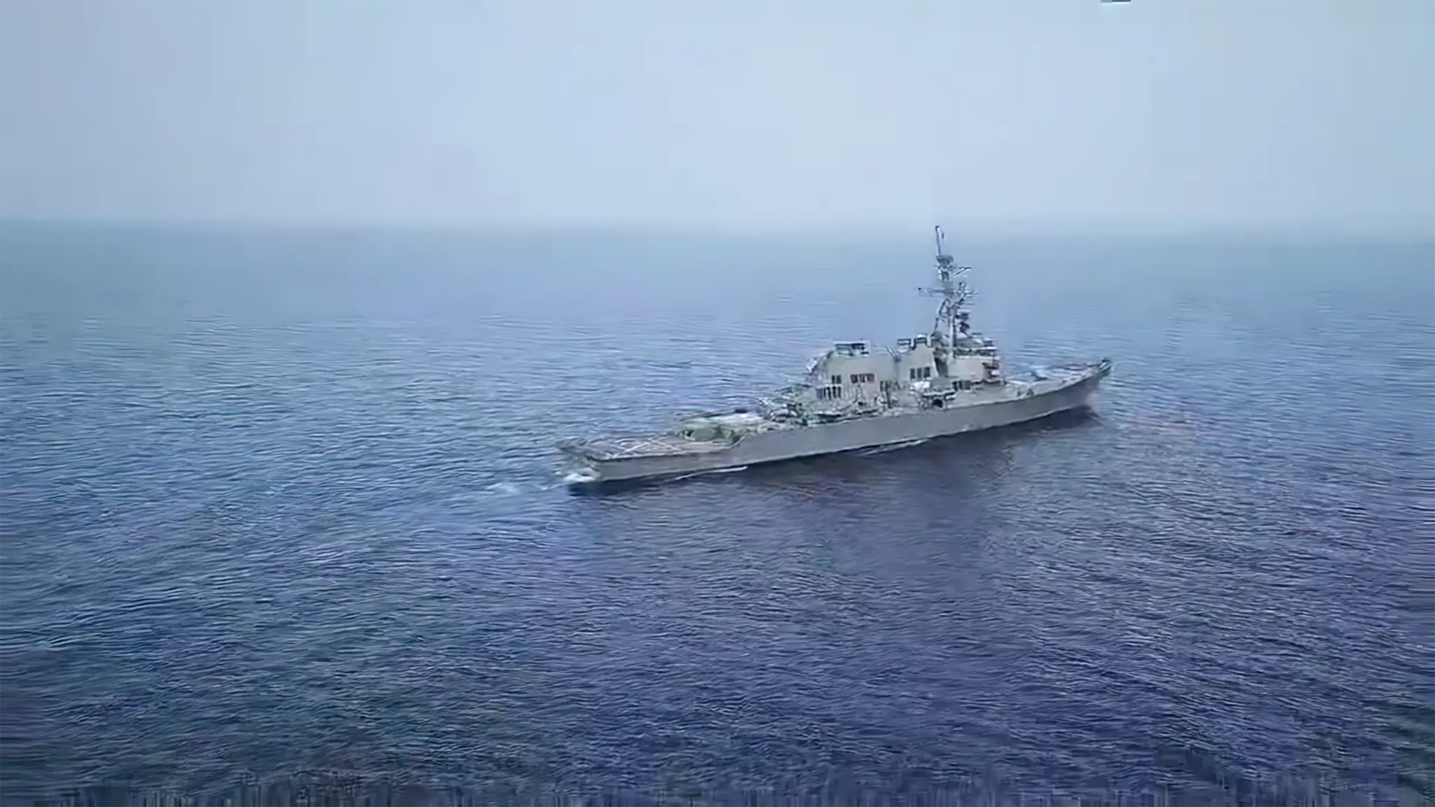 Helicóptero de la Armada iraní se enfrenta a un destructor de EUA en el mar de Omán