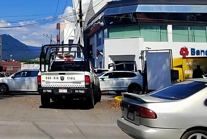 Hombre armado causa pánico en sucursal bancaria de Uruapan