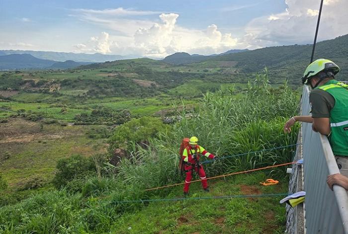 Hombre cae a barranco en Tacámbaro y vive para contarlo; lo rescatan y lo trasladan a hospital