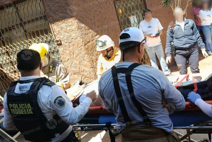 Hombre cae desde escalera en la azotea, sobre la Calzada Juárez en Morelia
