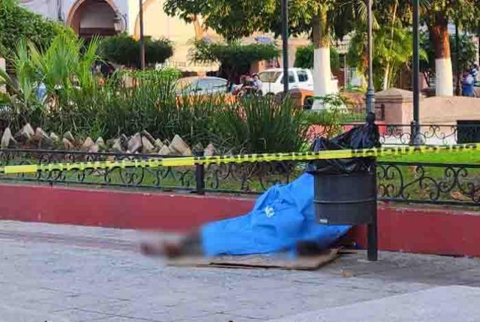 Hombre en situación de calle fallece en la Plaza de los Constituyentes, de Apatzingán