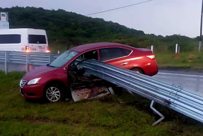 Hombre muere al chocar aparatosamente en la México-Guadalajara; la barrera metálica atravesó el carro de manera insólita