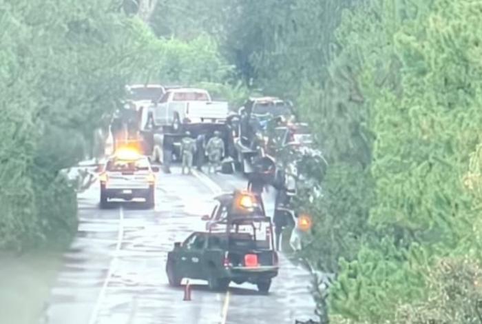 Hombre muere al chocar camioneta con grúa que transportaba vehículos decomisados, en carretera Uruapan-Los Reyes
