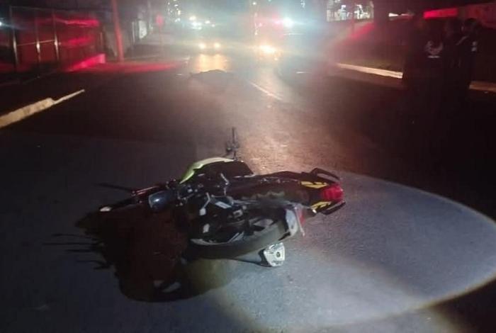 Hombre muere al derrapar en su moto, sobre la Calzada Benito Juárez de Uruapan