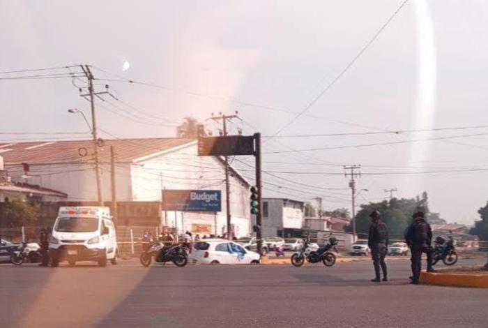  Hombre muere al volante tras posible infarto en pleno crucero de Lázaro Cárdenas