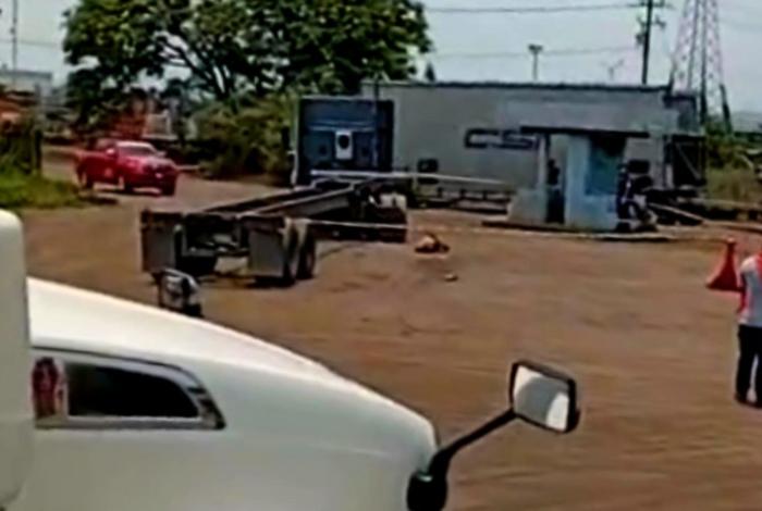 Hombre muere atropellado por un tráiler en patio de maniobras, en Lázaro Cárdenas