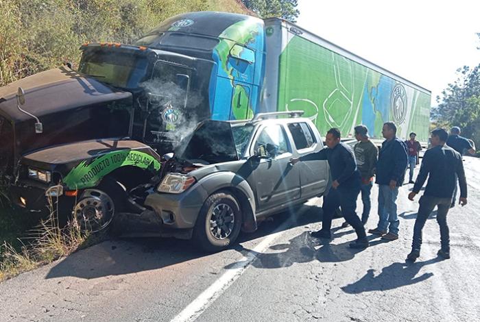 Hombre muere prensado tras choque entre un tráiler y una camioneta en la Siglo XXI