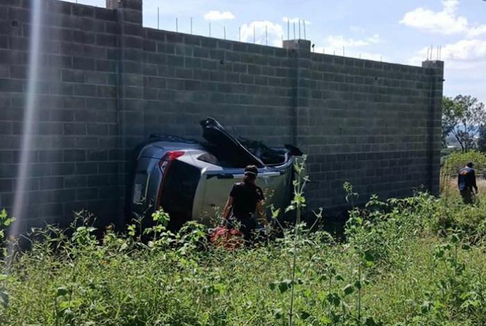 Hombre muere tras volcadura de camioneta en la Puruándiro-Cuitzeo