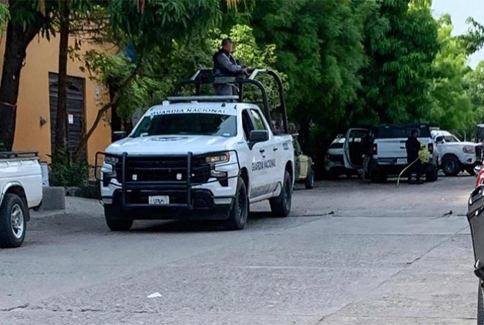 Hombre presuntamente dispara contra una mujer y después se quita la vida en Apatzingán