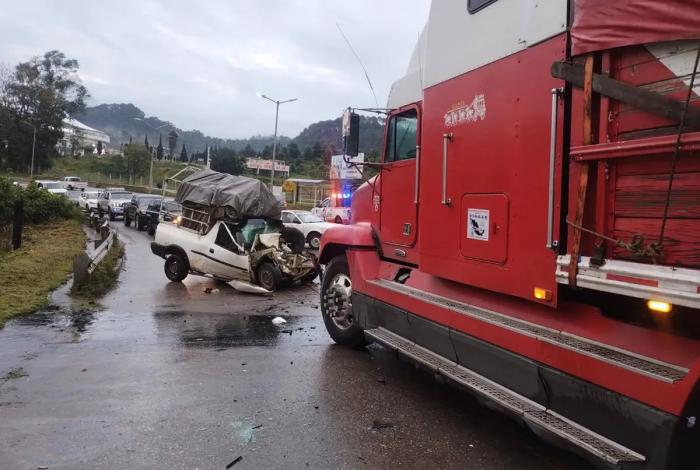 Hombre queda prensado tras choque frontal en la Zitácuaro-Morelia
