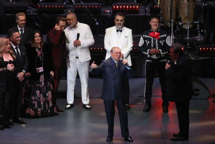 Homenaje a Marco Antonio Muñiz en Auditorio Nacional reúne a numerosos artistas