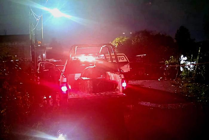 Homicidas abandonan el cadáver encobijado de su víctima, al oriente de Uruapan