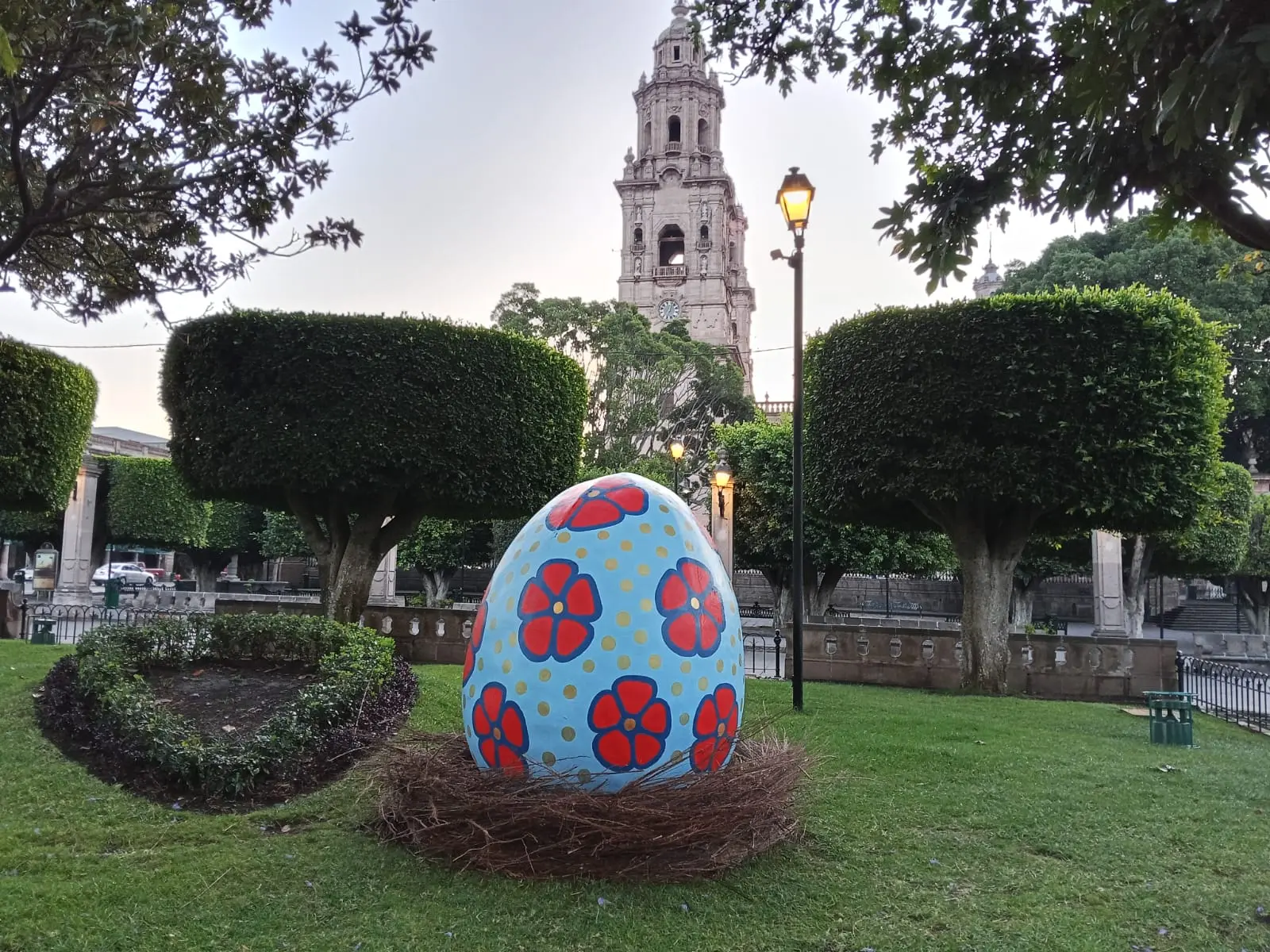 Huevos de Pascua adornan los jardines del Centro Histórico