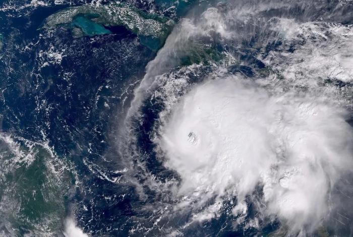 Huracán Melissa se debilita a categoría 2 mientras avanza por Cuba