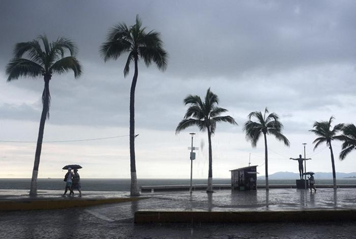 Huracán Polo se degrada a categoría 3, pero mantiene alerta máxima por lluvias, vientos y doble impacto