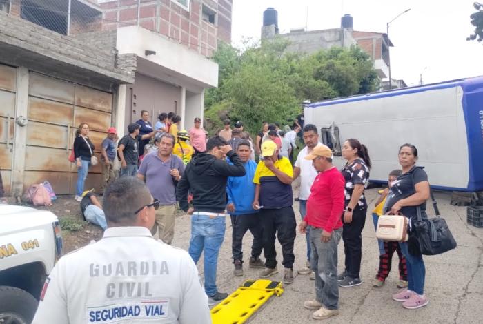 Identifican a 7 de los 12 lesionados en volcadura de camión en la Lucio Cabañas