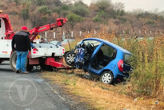Identifican a la madre e hijo que murieron tras choque entre 2 autos sobre la Morelia-Quiroga