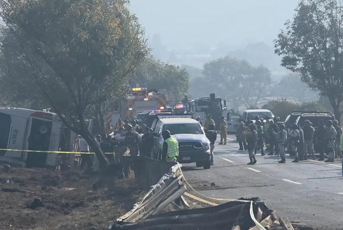Identifican a las 7 víctimas mortales tras volcadura de autobús en Morelia