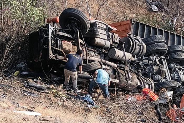 Identifican al conductor del tractocamión que cayó al barranco en la Siglo XXI; tenía 30 años