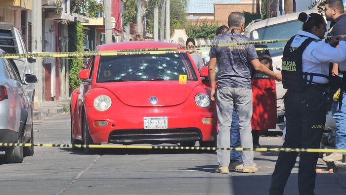#Imágenes | Acribillan a 3 ocupantes de un auto en la colonia Adolfo López Mateos, Morelia 