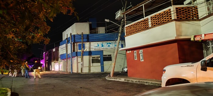 #Imágenes | ¡Apagón en Morelia! Tráiler se lleva poste y deja sin luz a importantes colonias de la capital michoacana