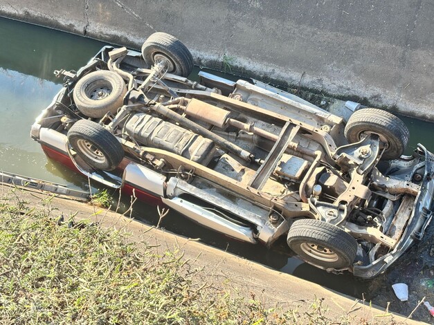 #Imágenes | Camioneta cae en canal de aguas negras, su conductor muere atrapado